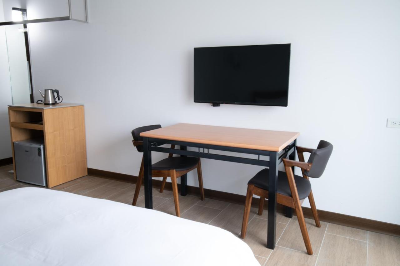 Liann Hotel Taichung Extérieur photo